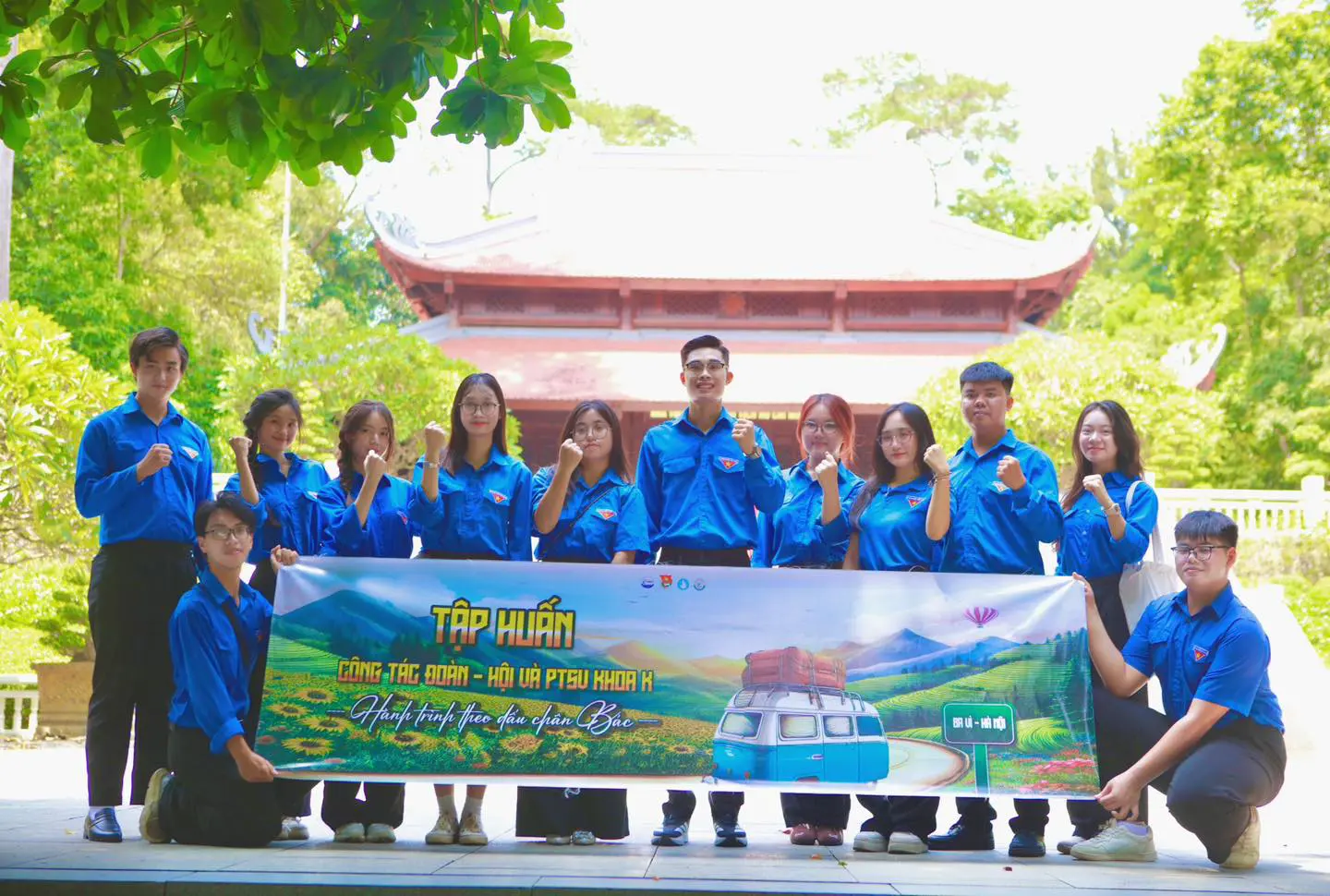 Hành Trình Theo Dấu Chân Bác: Thầy Trò Khoa sinh viên Ngành Thương mại điện tử,  Kinh tế số.......Dâng Hương tại Khu Di tích K9